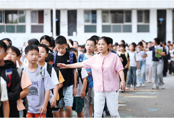 我心中的好老师丨大瑶完小教师刘兰芳：扎根乡村教育四十一载，用爱叩开孩子心门