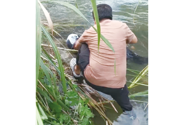 路遇老人落水，沿溪夫妻俩联手施救