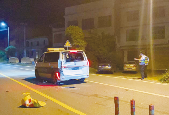 江西牌照挂车凌晨冲撞执法车辆后逃逸，肇事司机被浏阳警方依法刑拘