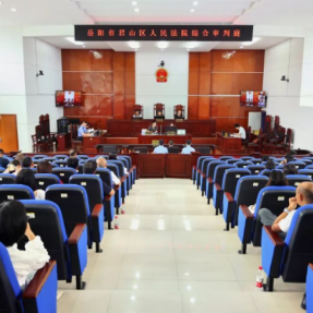 对一名国企干部的庭审现场变为同级同类警示教育的课堂