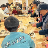 “童心暖夕阳 饺香庆重阳”——君山区开展敬老主题公益活动