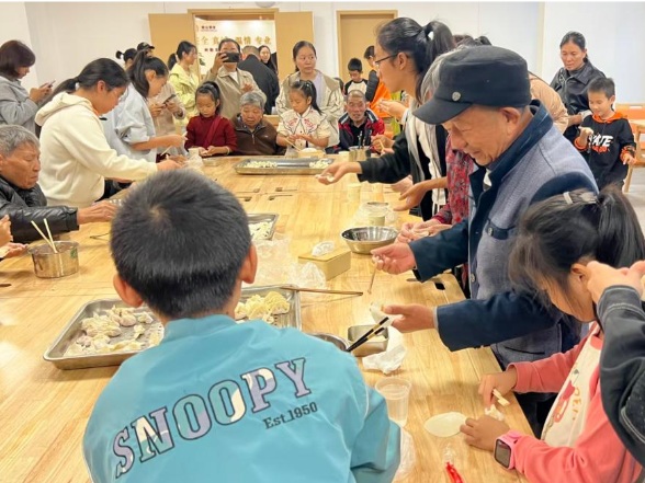 “童心暖夕阳 饺香庆重阳”——君山区开展敬老主题公益活动