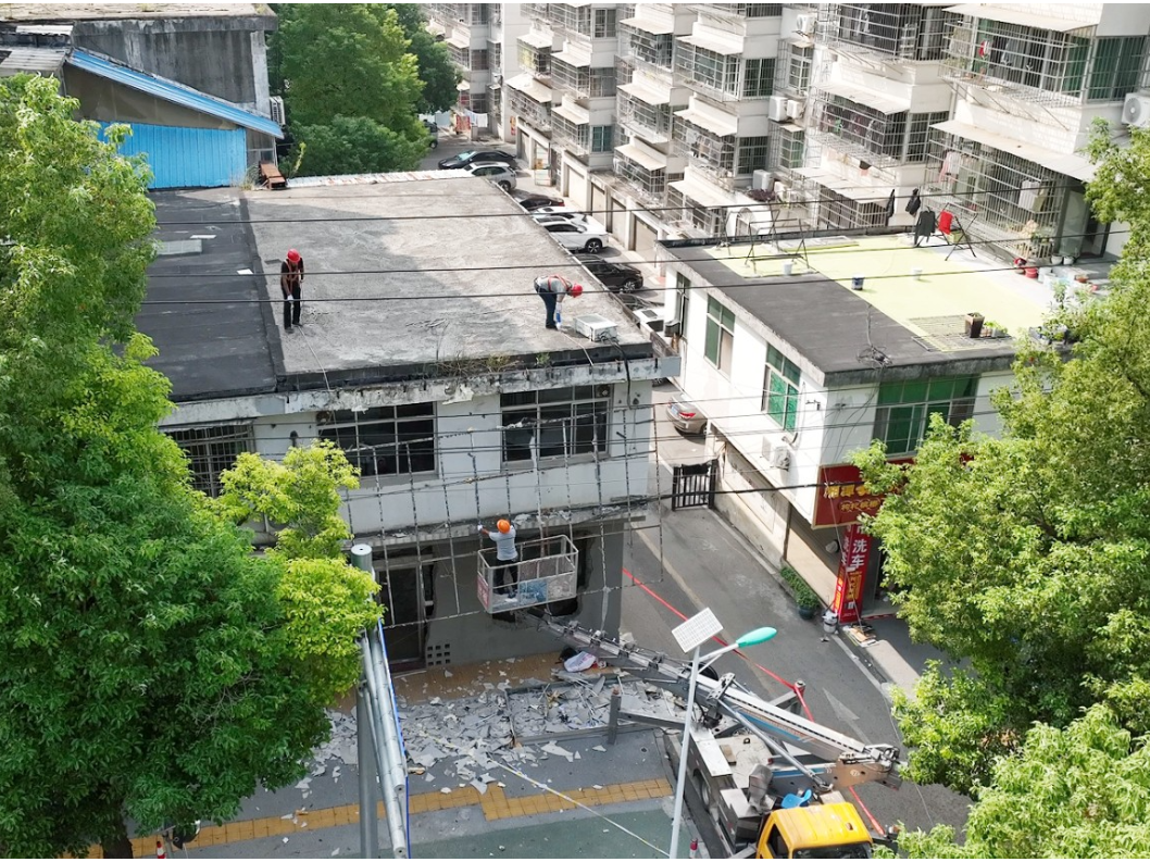 君山区：多部门联合拆除隐患广告牌 畅通生命通道