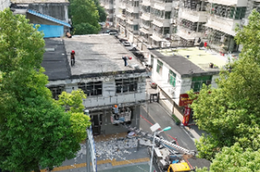 君山区：多部门联合拆除隐患广告牌 畅通生命通道