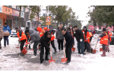 【迎战雨雪冰冻】区城管局：干群协作 铲雪除冰保畅通