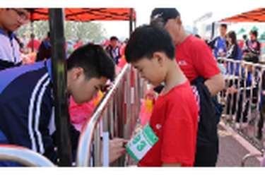 暖心护航，致敬赛场外的“另一道风景线”