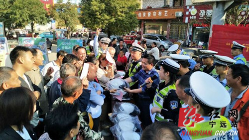 宁远：普及交通安全知识   树立正确交通理念2_副本500.jpg