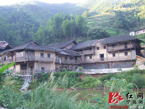 宁远：美丽瑶寨牛亚岭“变形记”2副本500.jpg