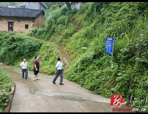 宁远：夜巡地质灾害点  人民干部保民安_副本500.jpg