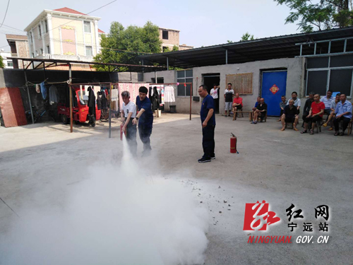 宁远：“守护”敬老院 共谱平安“夕阳红”-老人亲身体验操作灭火器使用方法 1000 拷贝.jpg