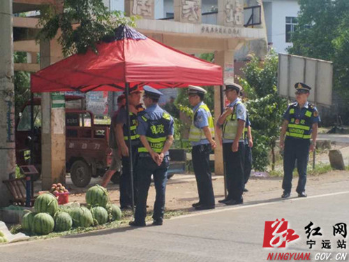 宁远路警联手 劝离“危险”的临时摊点_副本500.jpg