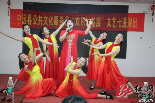 宁远：送欢乐进基层 文艺演出暖人心_副本500.jpg
