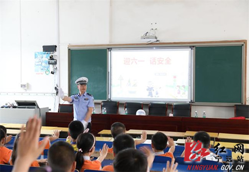 宁远：交警“六一”话安全 “一盔一带”进校园_副本500.jpg