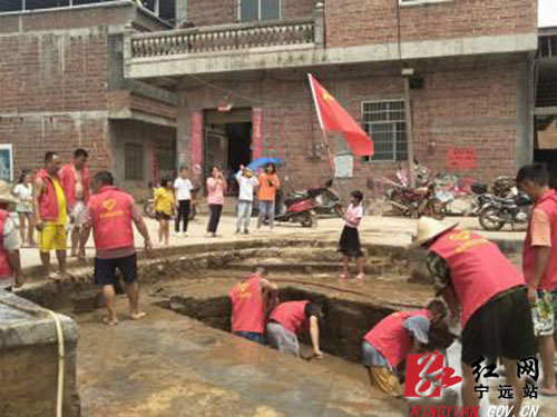 宁远：农村党员亮身份 美化家园暖民心1000 拷贝.jpg