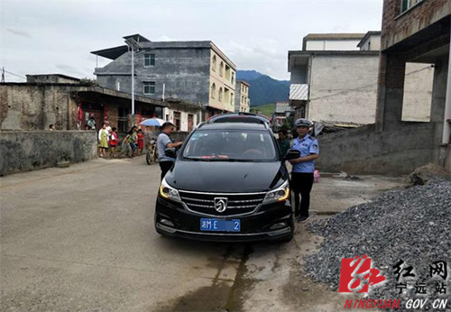 宁远多部门联合查获一辆超员“黑校车”_副本500.jpg
