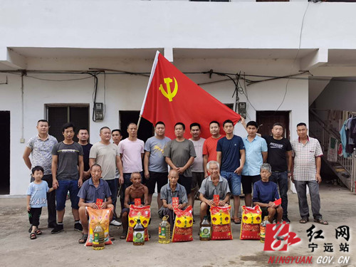 宁远：退伍老兵自发慰问贫困户_副本500.jpg