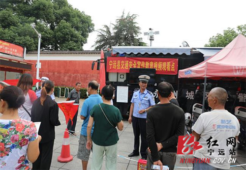 宁远交警“四步曲”整治摩托车、电动车交通问题顽瘴痼疾 2)_副本500.jpg