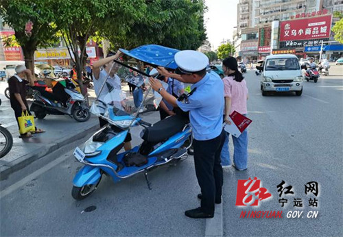 宁远交警“四步曲”整治摩托车、电动车交通问题顽瘴痼疾 _副本500.jpg