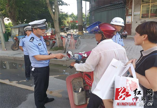 宁远交警“四步曲”整治摩托车、电动车交通问题顽瘴痼疾 3_副本500.jpg