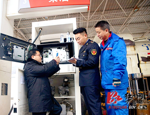 宁远检查检定加油站 确保消费者用上“足量油”_副本500.jpg