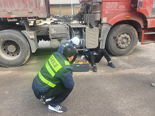 环保、交警部门联动执法检测柴油货车尾气2500.jpg