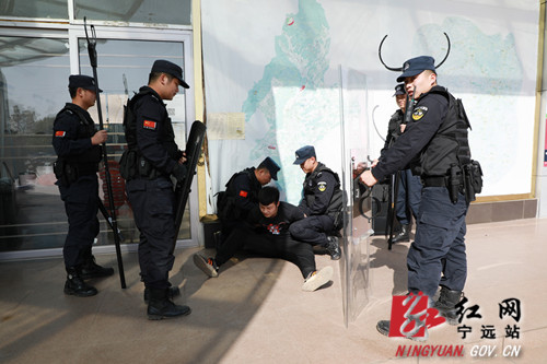 宁远县公安局在县客运总站开展反恐防暴演练2_副本500.jpg