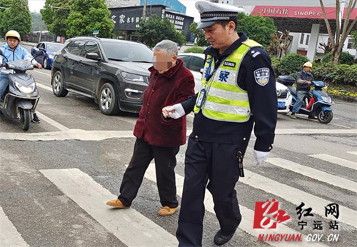老人迷路滞留街头 宁远交警热心送其回家_副本500.jpg