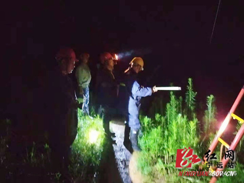 国网宁远供电公司深夜抢修鏖战6小时恢复供电_副本500.jpg