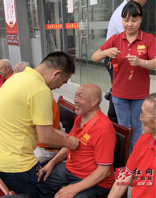 宁远举办“光荣在党50周年”纪念章颁发仪式_副本_副本500.jpg