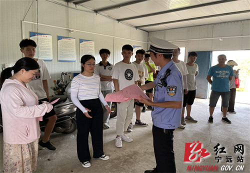 宁远：暑期迎来“学车热”   交警送“法”进驾校_副本500.jpg