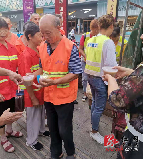 【我为群众办实事】宁远：夏日炎炎街上忙  环卫工人迎“清凉”2_副本500.jpg