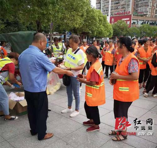 【我为群众办实事】宁远：夏日炎炎街上忙  环卫工人迎“清凉”_副本_副本500.jpg