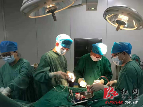 宁远县人民医院完成首例颅底占位开颅切除手术_副本500.jpg