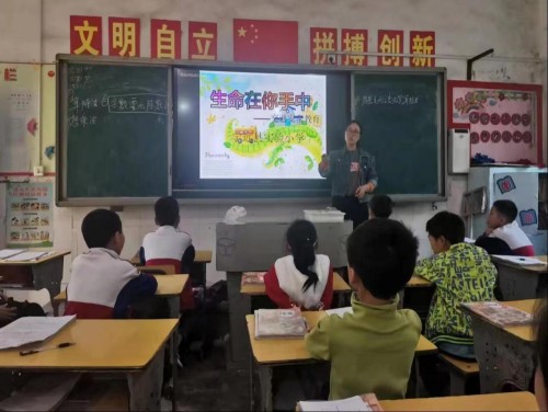 宁远开展“安全在你脚下、生命在你手中”交通安全宣传活动_副本500.jpg