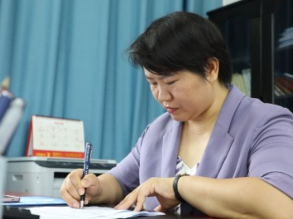 【人大代表风采】李莎：以教为基兴教改 以爱为壤育桃李
