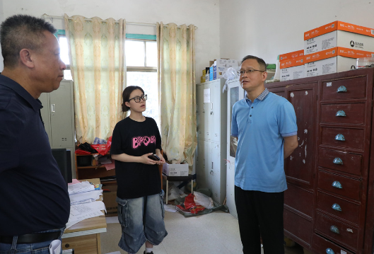 毛政调研农村学校教育工作