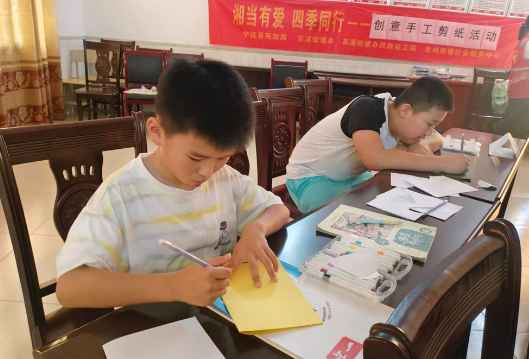 宁远县东溪街道：开展暑期儿童创意手工剪纸活动