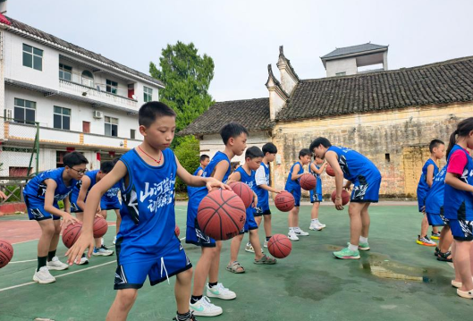 宁远县九疑瑶族乡：山河村公益篮球训练营开营