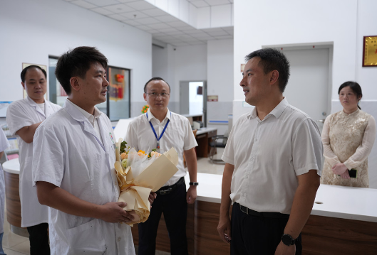 林亮亮开展中国医师节走访慰问活动