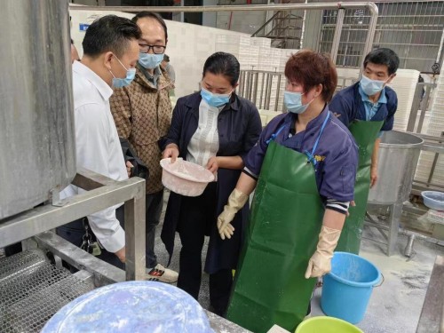 邓小英深入企业调研食品安全工作_副本500.jpg
