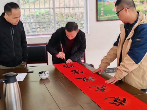 宁远：写春联赠村民  年味十足暖人心_副本500.jpg