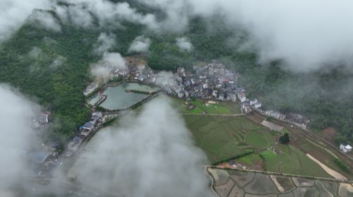 宁远九疑瑶族乡：雨后村庄现云海景观 宛若梦幻仙境2_副本500.jpg