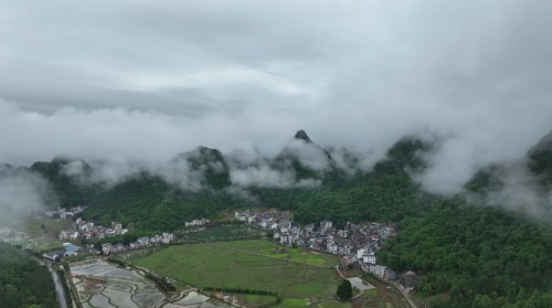 宁远九疑瑶族乡：雨后村庄现云海景观 宛若梦幻仙境1_副本500.jpg