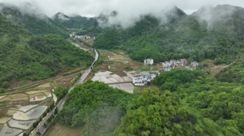 宁远九疑瑶族乡：雨后村庄现云海景观 宛若梦幻仙境3_副本500.jpg