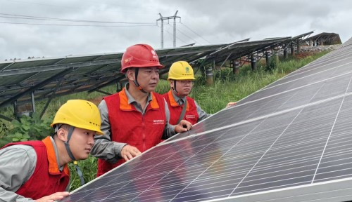 國網寧遠縣供電公司：巡檢光伏電站 賦能綠色發展_副本500.jpg