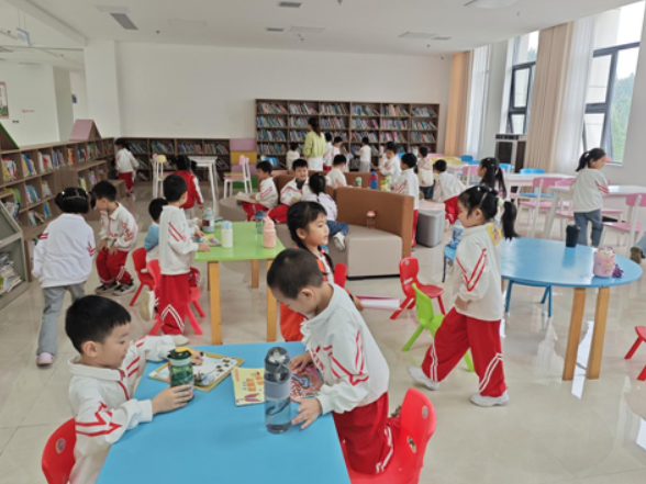 宁远：萌娃走进图书馆邂逅书香之美
