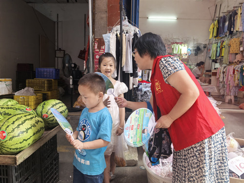 宁远县“爱心妈妈”志愿者开展暑期关爱宣传活动2_副本500.jpg