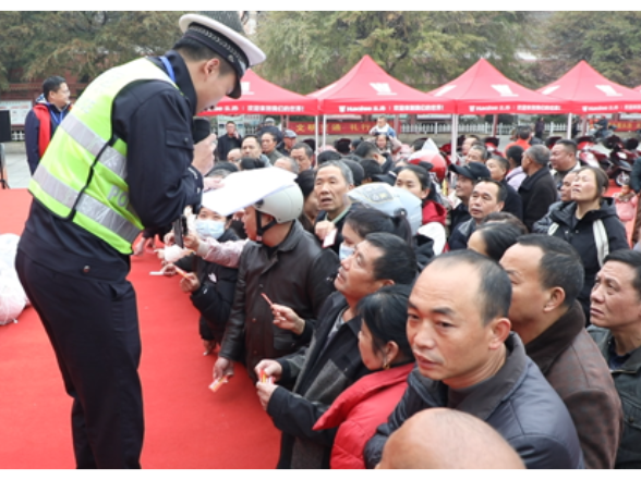 宁远：安全头盔免费送 警企共筑平安梦