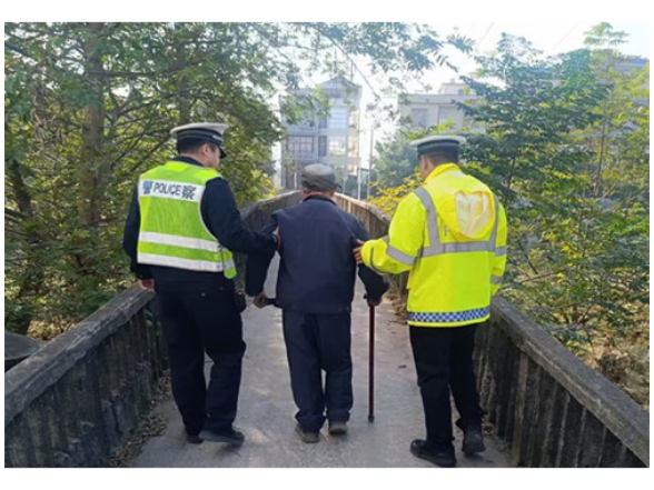 宁远交警暖心救助摔倒老人