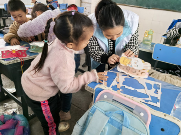 宁远鲤溪镇：童手筑灯影 童心映团圆